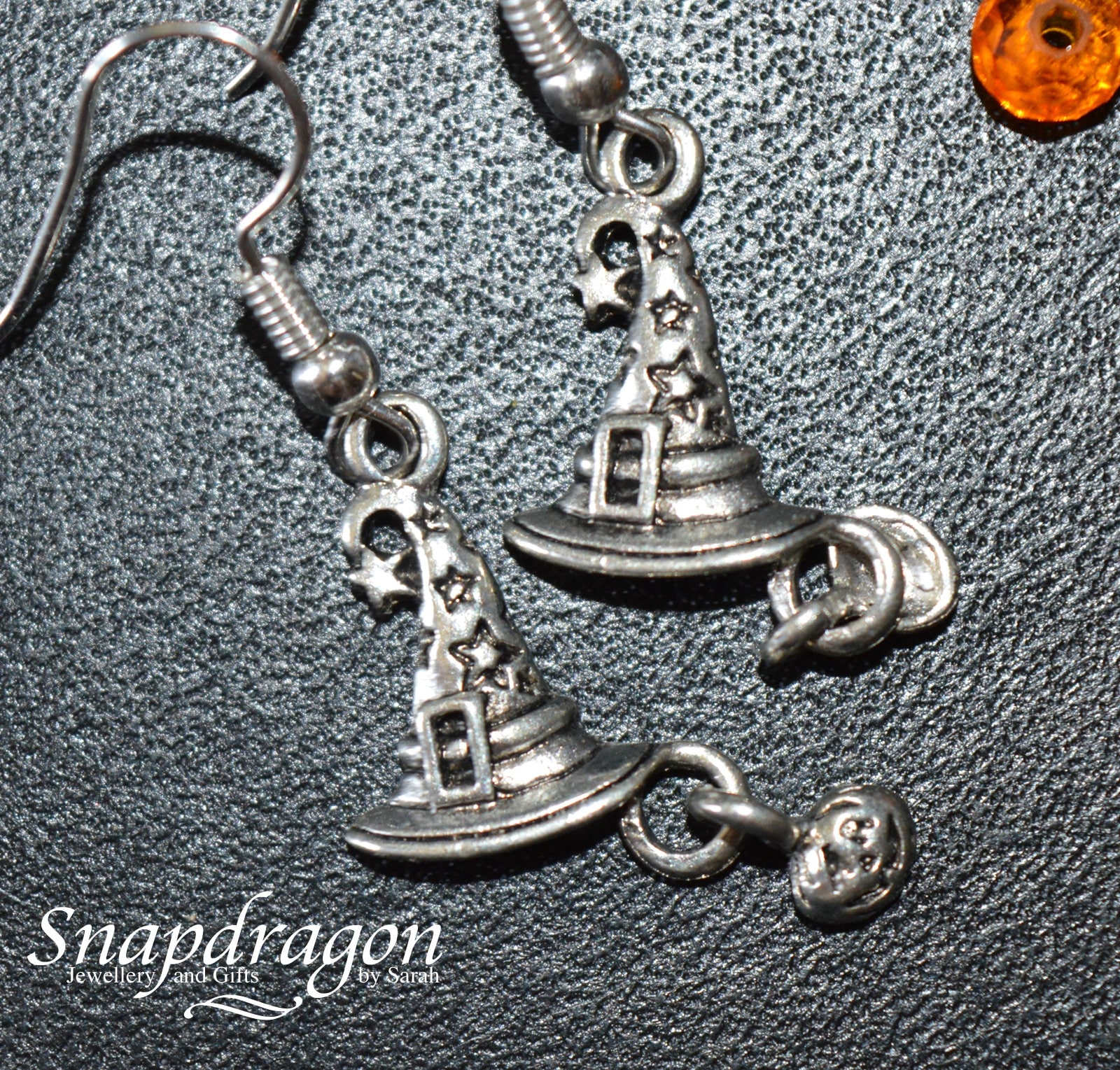 Halloween Hexen Hut Ohrringe Mit Schwingenden Kürbis, Damen Ohrhänger, Schmuck Halloween Hexen Hut Ohrringe Mit Schwingenden Kürbis, Damen Ohrhänger, Schmuck von SnapdragonbySarah