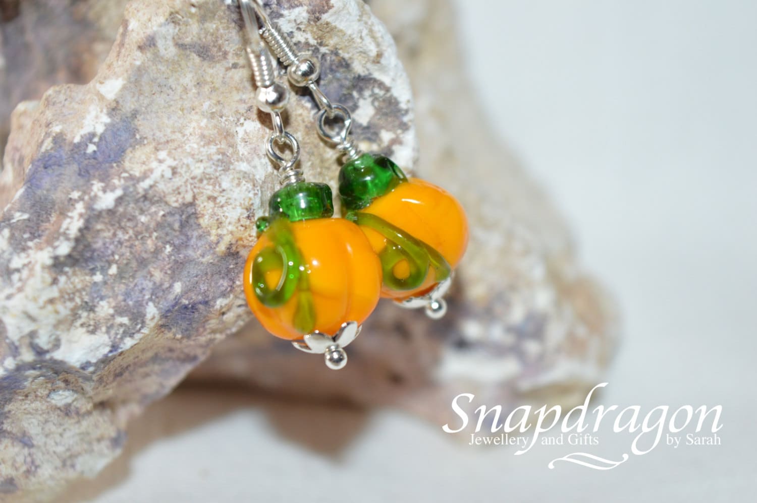 Lampwork Glas Kürbis Ohrringe, Damen Tropfen Baumeln Halloween Ohrringe Lampwork Glas Kürbis Ohrringe, Damen Tropfen Baumeln Halloween Ohrringe von SnapdragonbySarah