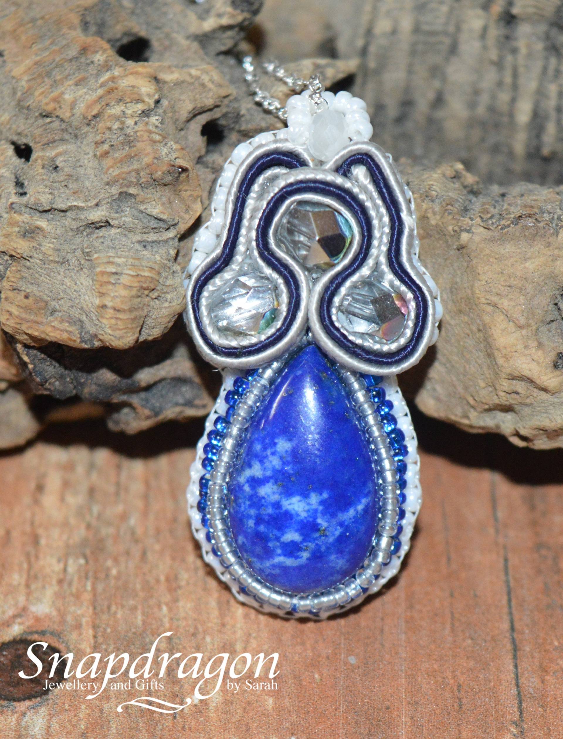 Lapis Lazuli Soutache Anhänger Halskette Perlen Gestickter Statement Schmuck Lapis Lazuli Soutache Anhänger Halskette Perlen Gestickter Statement Schmuck von SnapdragonbySarah