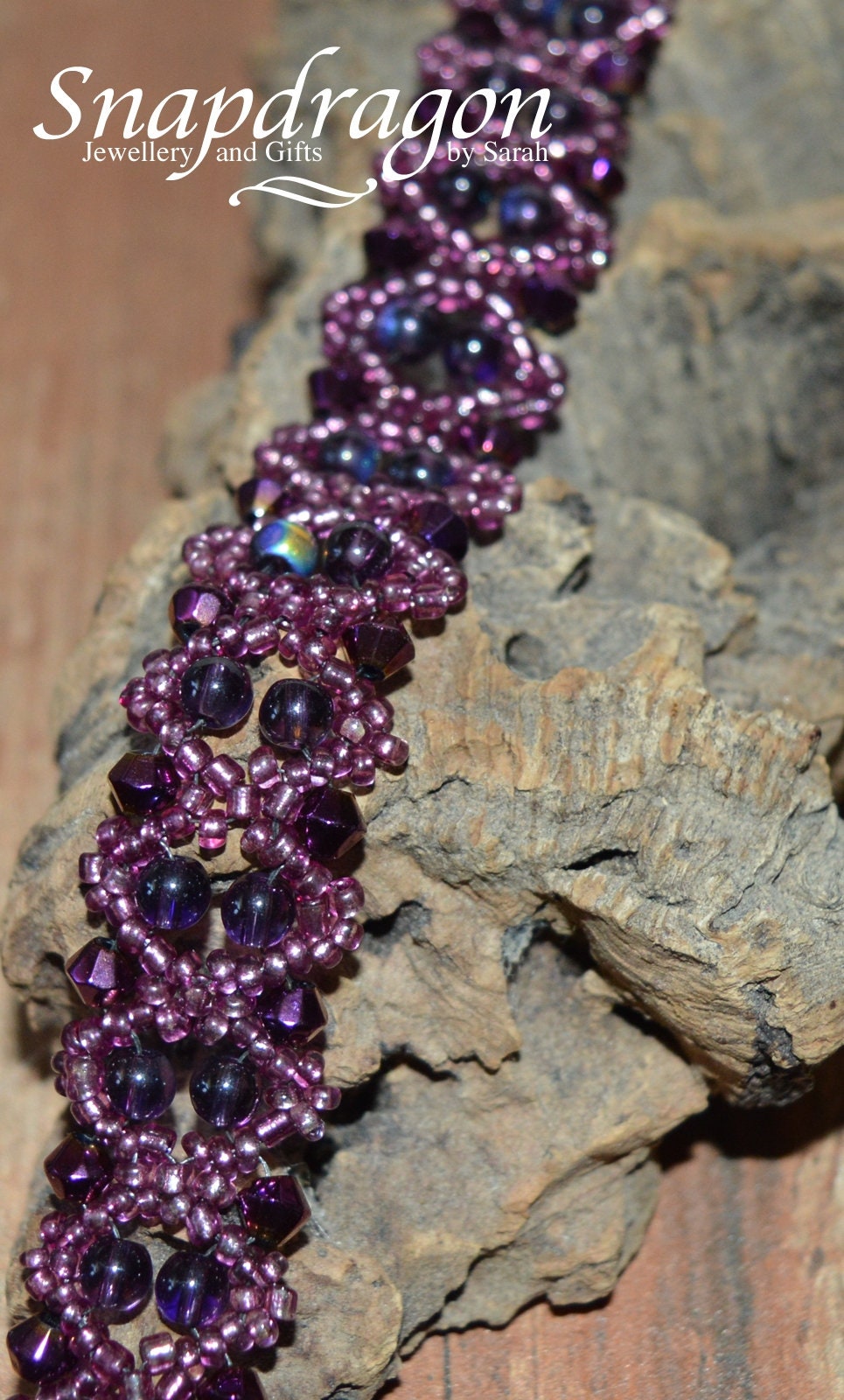 Lila Perlen Armband Bicone & Zweifarbige Runden, Drehverschluss Lila Perlen Armband Bicone & Zweifarbige Runden, Drehverschluss von SnapdragonbySarah