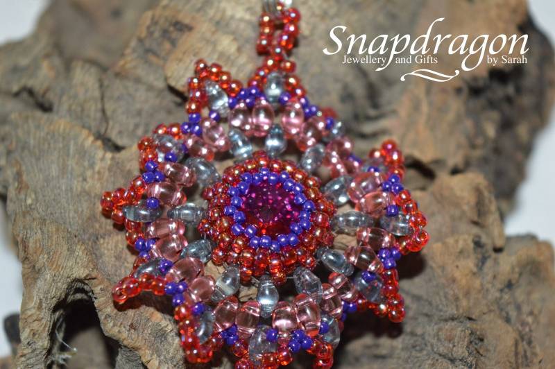 Mandala Anhänger Halskette Kristall Rivoli, Glasperlen Schmuck von SnapdragonbySarah