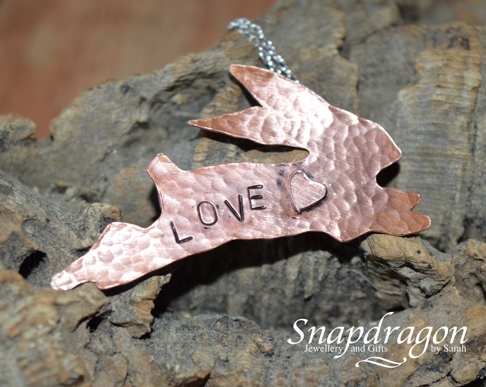 Springender Hase Kupfer Anhänger Sterling Silber Ballen, "Love' Herz Charm Springender Hase Kupfer Anhänger Sterling Silber Ballen, "Love' Herz Charm von SnapdragonbySarah