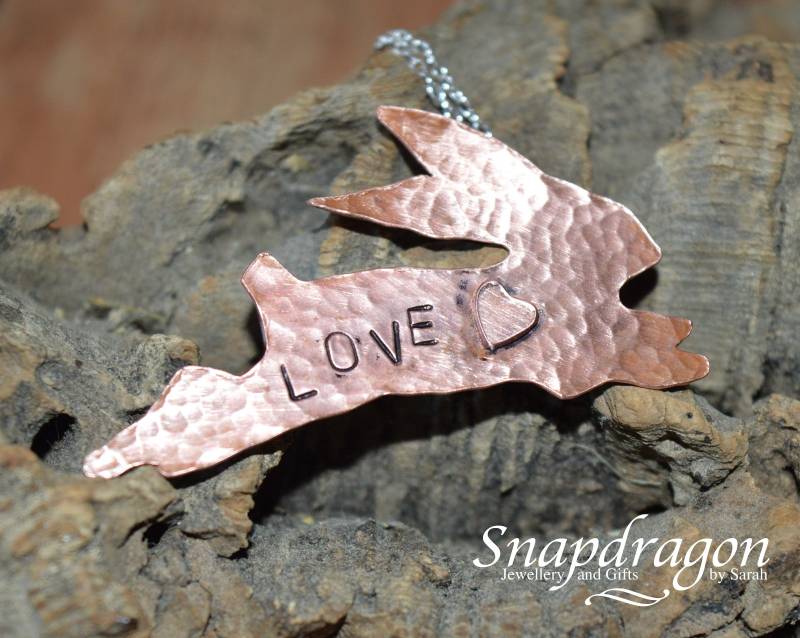 Springender Hase Kupfer Anhänger Sterling Silber Ballen, "Love' Herz Charm Springender Hase Kupfer Anhänger Sterling Silber Ballen, "Love' Herz Charm von SnapdragonbySarah