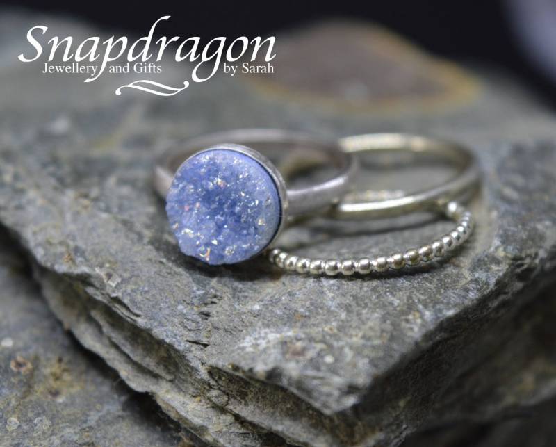 Sterling Silber Stapel Ringe Set Hellblau Druzy, Perlen Und Gehämmert | Größe 6 Sterling Silber Stapel Ringe Set Hellblau Druzy, Perlen Und Gehämmert | Größe 6 von SnapdragonbySarah