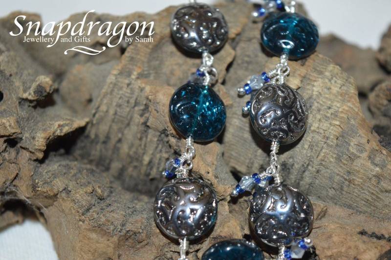 Tief Blau Glas Perlen Armband Silber Akzente, Statement Schmuck Tief Blau Glas Perlen Armband Silber Akzente, Statement Schmuck von SnapdragonbySarah