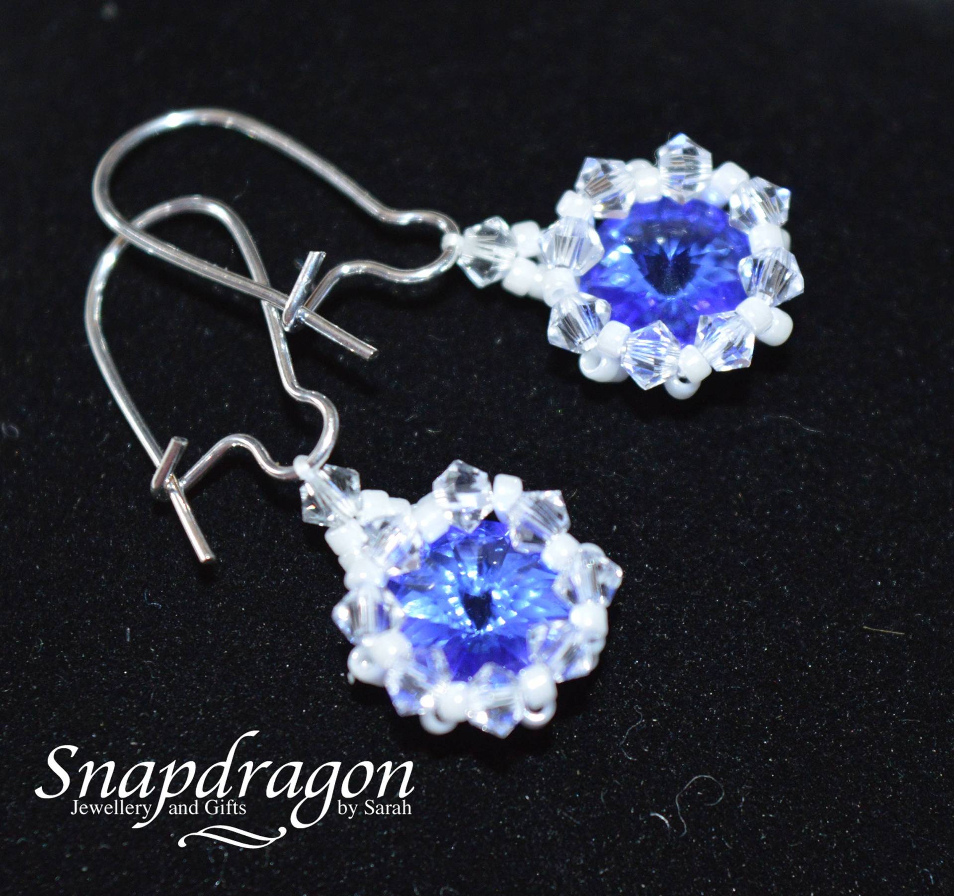 Vernetzte Saphir Swarovski Kristall Tropfen Ohrringe Zierliche Silber Schmuckstücke Vernetzte Saphir Swarovski Kristall Tropfen Ohrringe Zierliche Silber Schmuckstücke von SnapdragonbySarah
