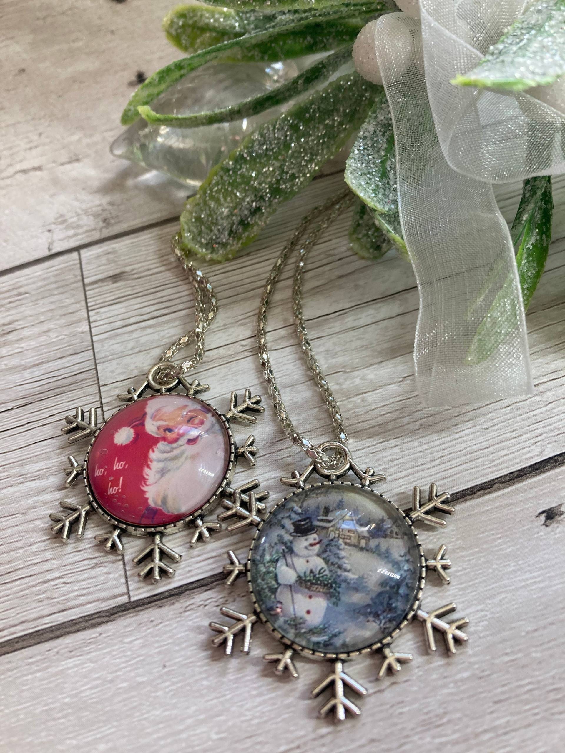 Weihnachts-Schneeflocke-Anhänger, Wählen Sie Aus Schneemann Oder Weihnachtsmann, Glas-Cabochon-Anhänger Im Vintage-stil, Weihnachtsschmuck Weihnachts-Schneeflocke-Anhänger, Wählen Sie Aus Schneemann Oder Weihnachtsmann, Glas-Cabochon-Anhänger Im Vintage-stil, Weihnachtsschmuck von SnapdragonbySarah