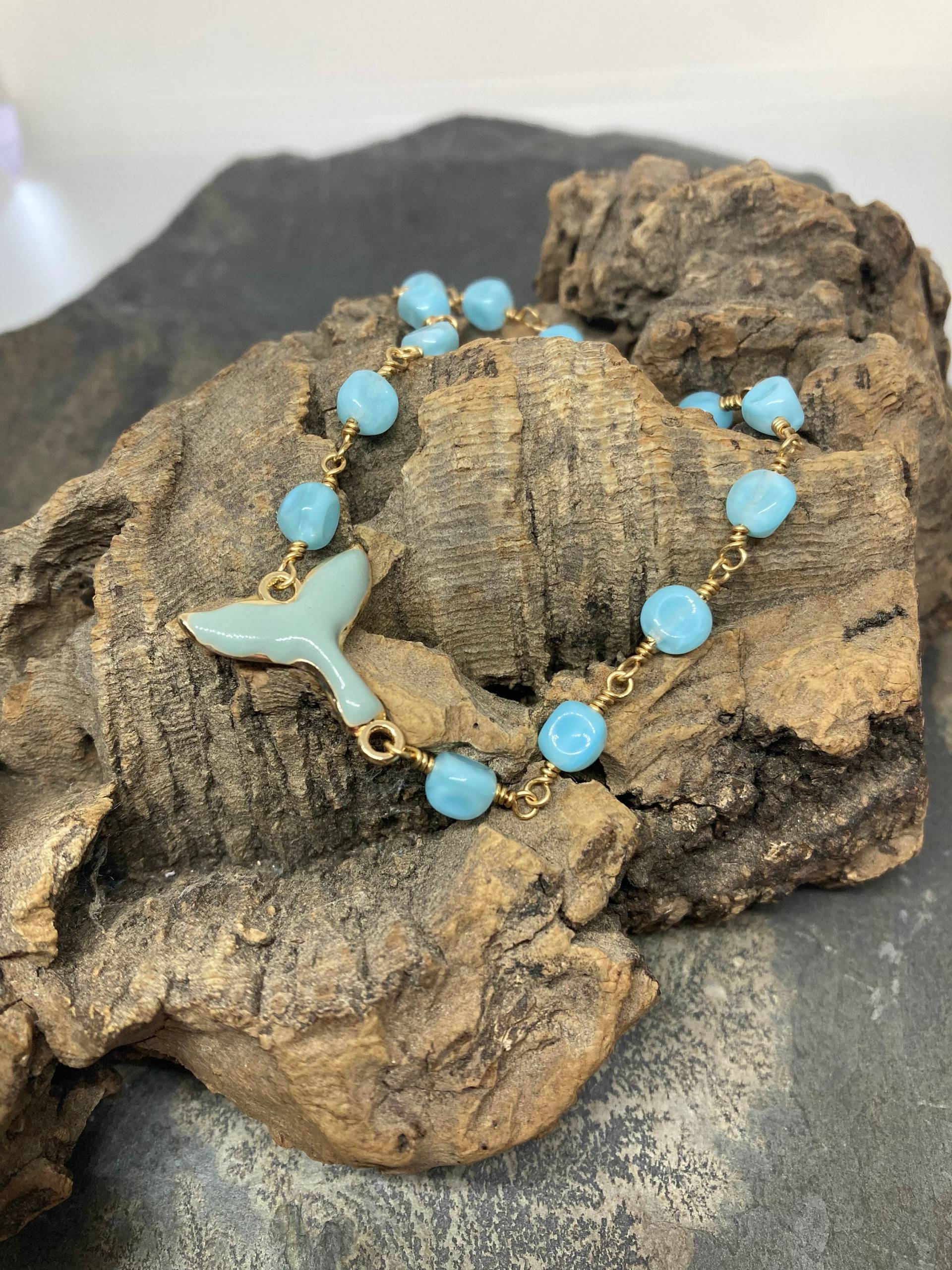 Whale Tail Armband Blauer Glasnugget, Vergoldeter Anhänger Whale Tail Armband Blauer Glasnugget, Vergoldeter Anhänger von SnapdragonbySarah