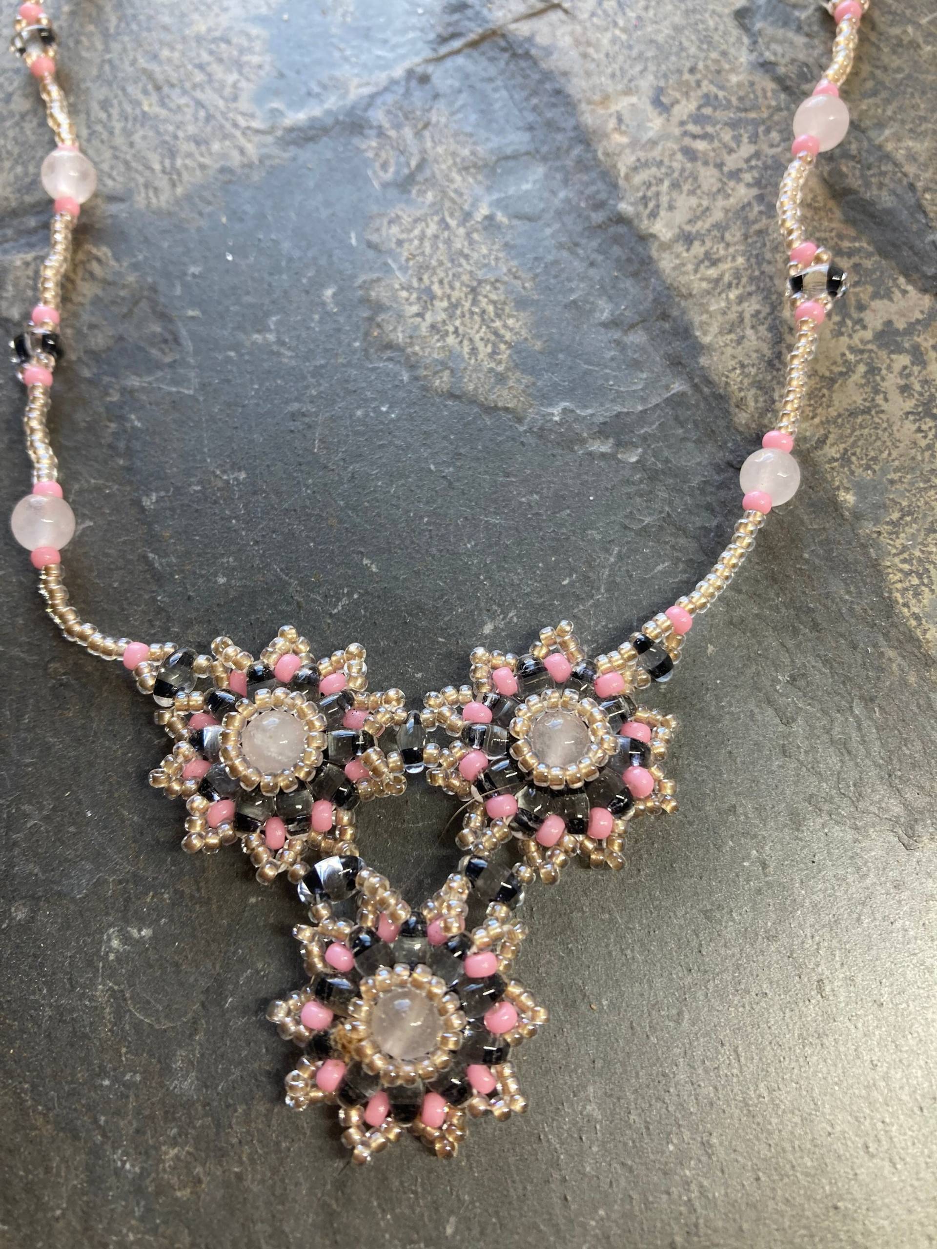Zarte Rosenquarz Perlenkette Statement Schmuck Zarte Rosenquarz Perlenkette Statement Schmuck von SnapdragonbySarah