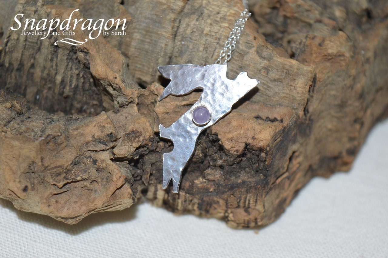 sterling Silber Hase Anhänger Amethyst Cabochon Kaninchen-Halskette sterling Silber Hase Anhänger Amethyst Cabochon Kaninchen-Halskette von SnapdragonbySarah