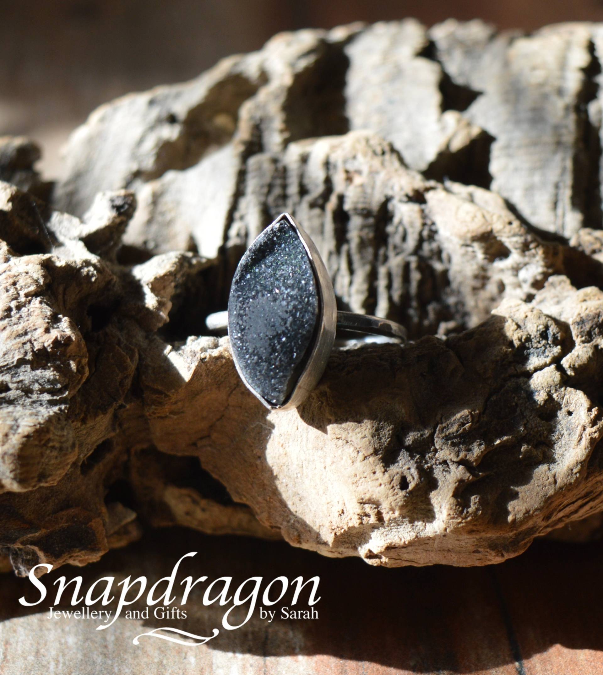 sterling Silber Schwarzer Druzy Ring Marquise Edelstein, Us Size 8 sterling Silber Schwarzer Druzy Ring Marquise Edelstein, Us Size 8 von SnapdragonbySarah