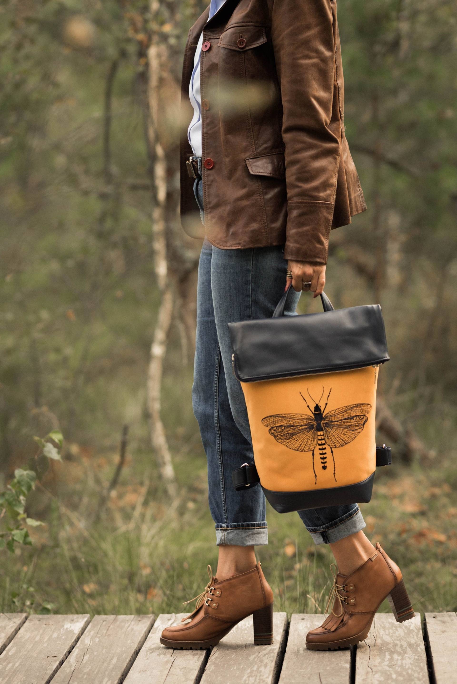 Bestickter Grashüpfer Lederrucksack, Personalisierter Rucksack Für Frauen, Natur Inspirierter Marine - Und Senfleder von SnaudeDesign