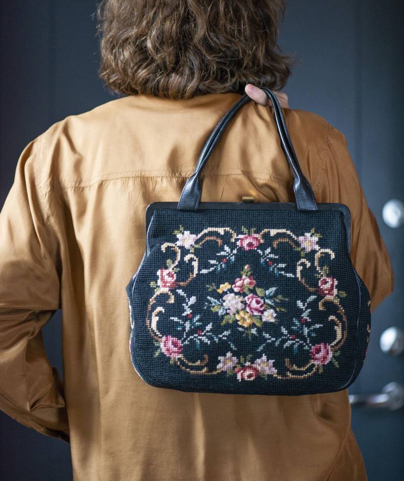 Blumentasche Nadelspitze Gerahmtes Retro Schwarz Blumengeschenk. Boho Handtasche Henkeltasche Geldbörse Stickerei Rosen Muster Vintage. Schicke von SnazzyBirds