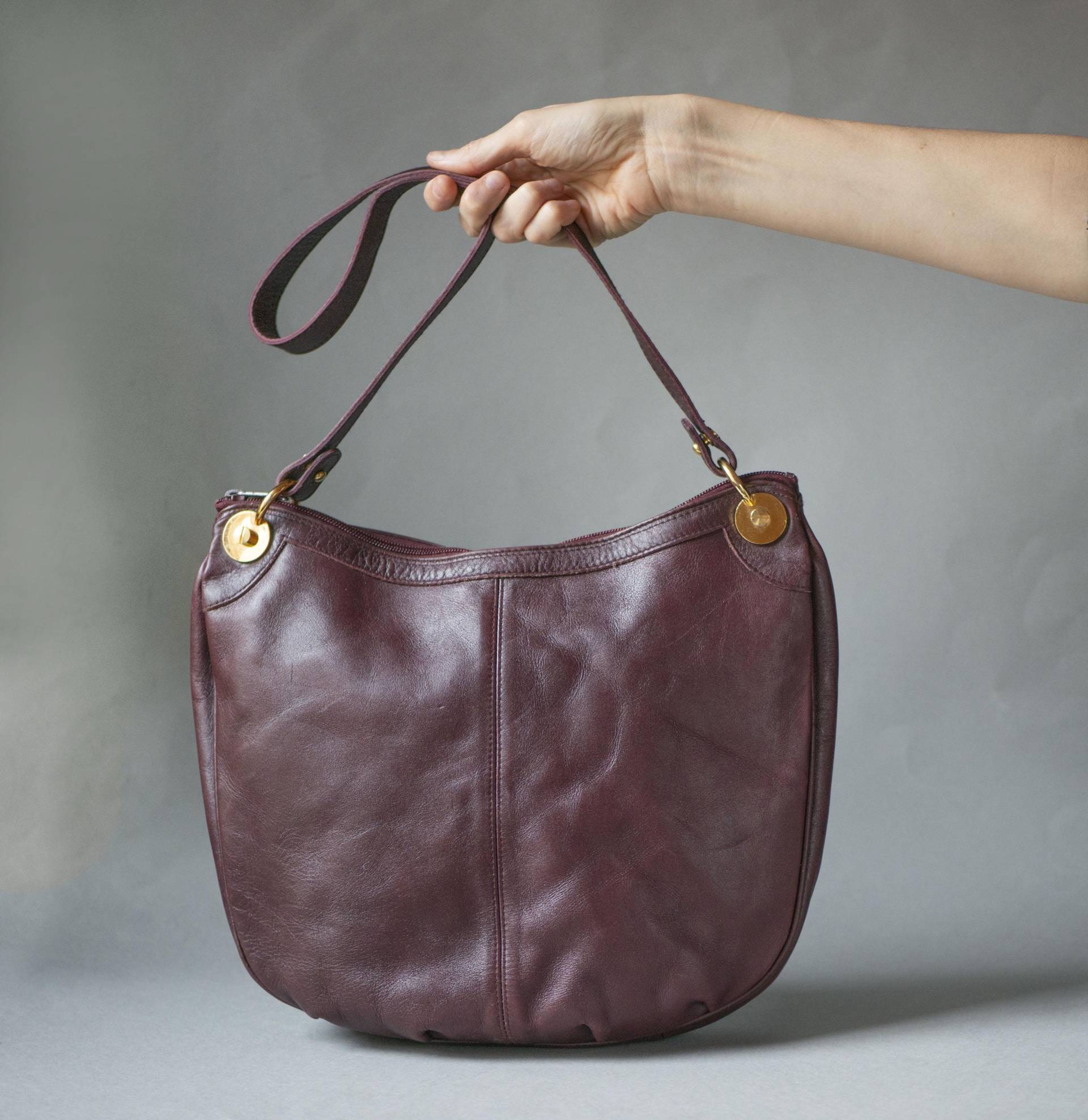 Bordeaux Farbene Hobo Tasche Vintage Mit Goldfarbenen Metallteilen, Umhängetasche Für Frauen, Herbst Mode Geschenk Bordeaux Farbene Hobo Tasche Vintage Mit Goldfarbenen Metallteilen, Umhängetasche Für Frauen, Herbst Mode Geschenk von SnazzyBirds