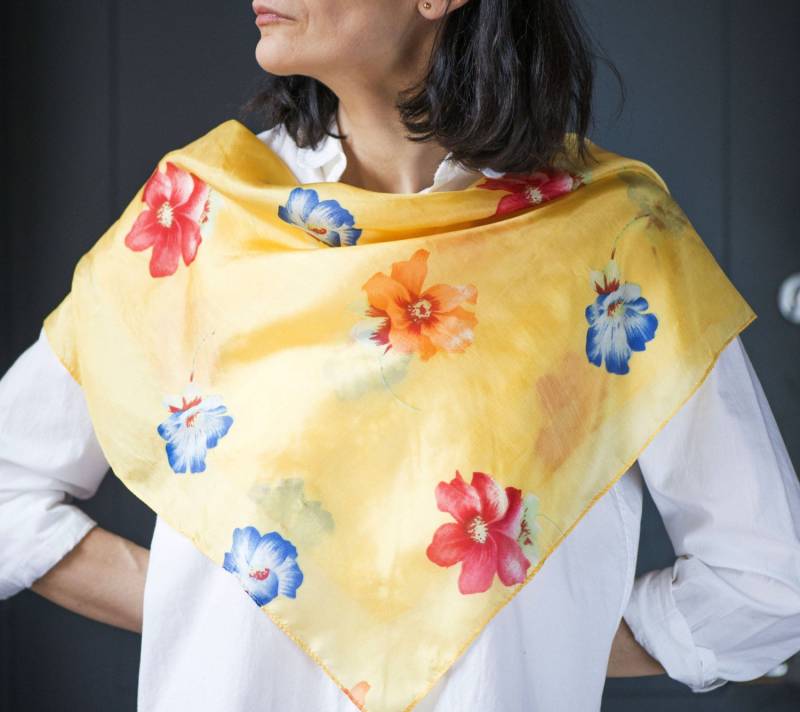 Gelb Zitrone Seidenschal Quadrat Blumen - 70S Floral Rot Blau Orange Blüten Muster Kleiner Halsschal Retro Fashion Damen Sommerschal von SnazzyBirds