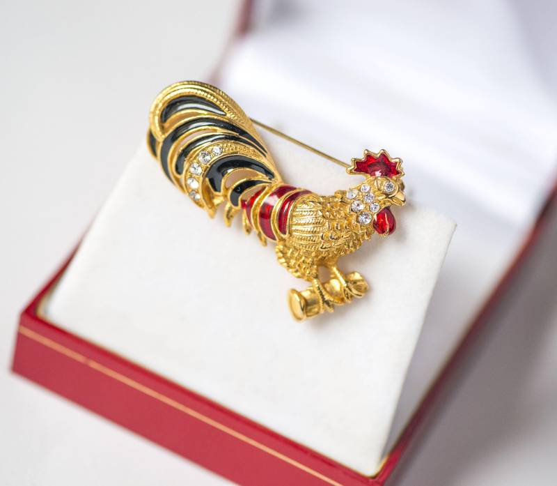 Vintage Emaille Hahn Brosche Goldfarbener Strass Schmuck von SnazzyBirds