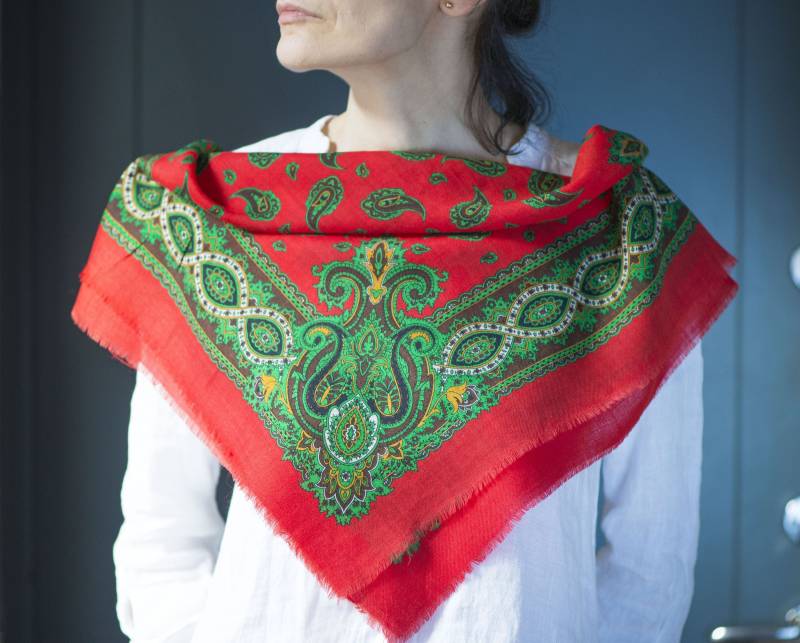 Vintage Paisley Schal Wolle Acrylmischung, Rot Grün Boho Schal von SnazzyBirds