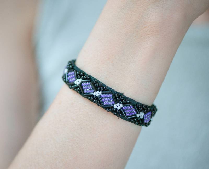 Vintage Perlenarmband Handgemachtes Armband in Schwarz Violett von SnazzyBirds