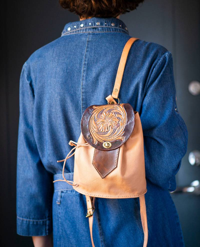 Rucksack Aus Punziertem Leder Für Frauen Kleine Braune Boho Tasche, Handgefertigt Mexiko von SnazzyBirds