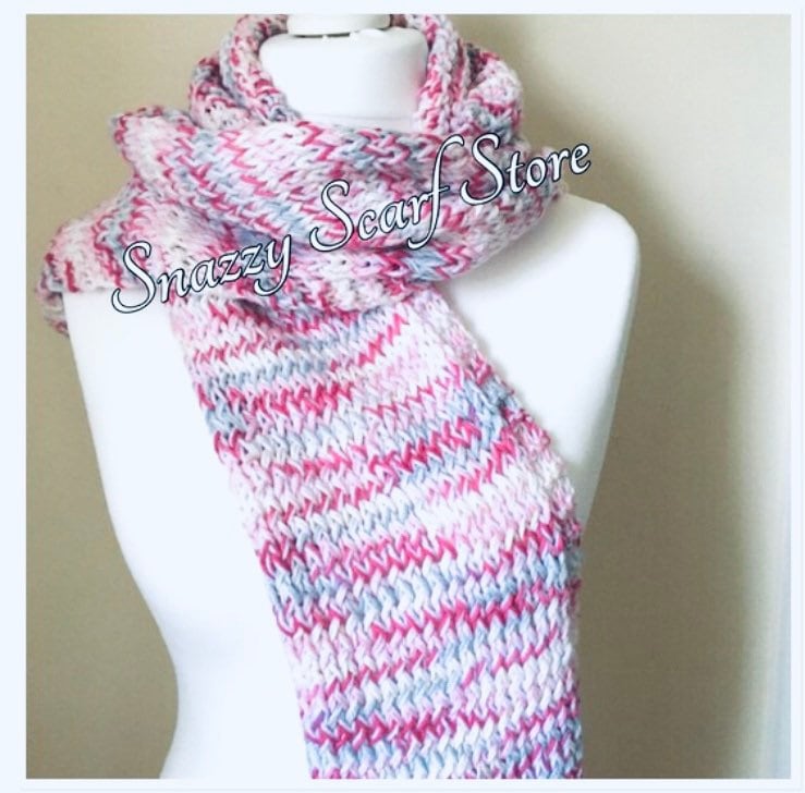 Handgestrickter Rosa Bunter Kapuzenschal Handgestrickter Rosa Bunter Kapuzenschal von SnazzyScarfStore