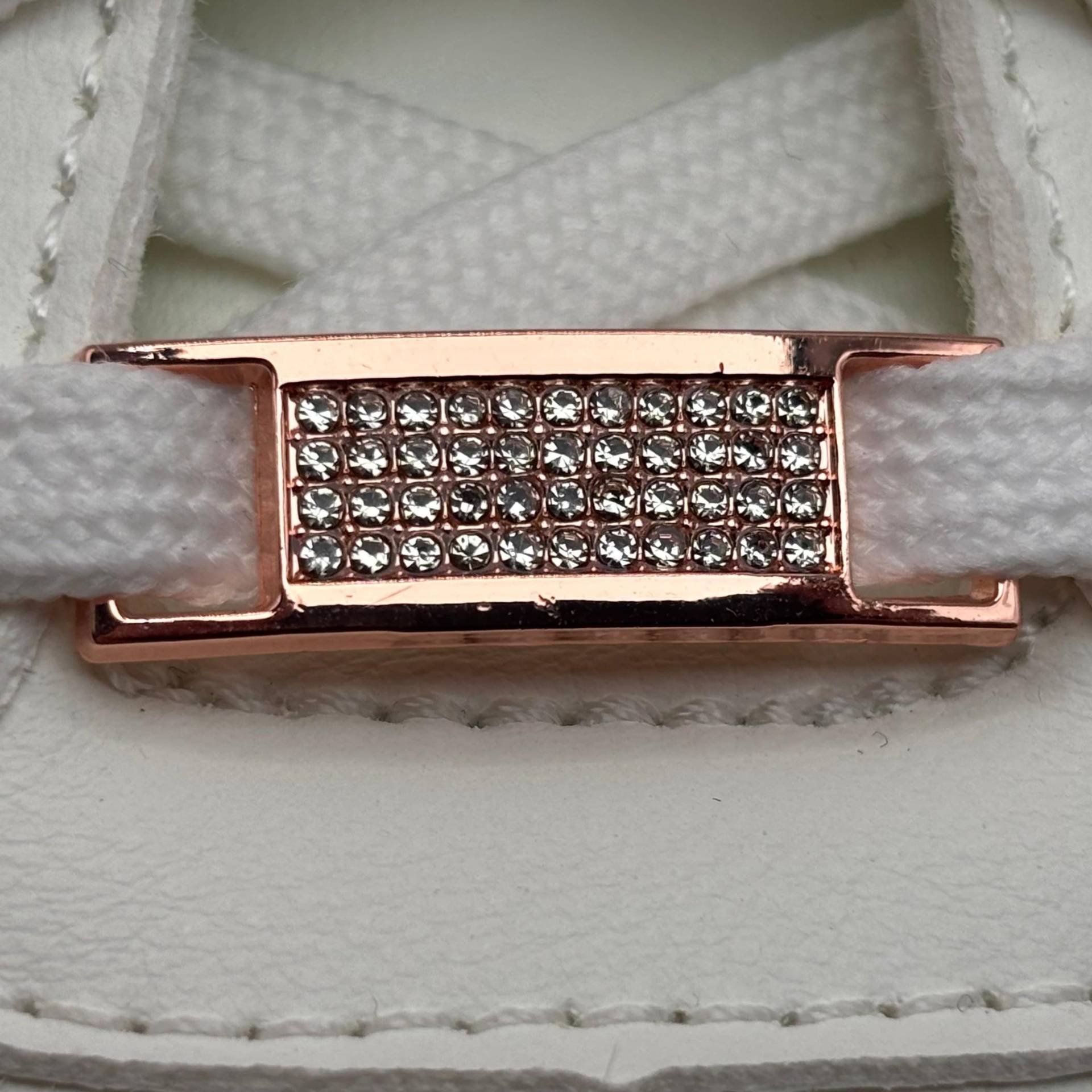 Roségoldene Sneaker-Anhänger Mit Strass - Iced-Out Schuhschmuck, 2Er-Lace-Tag Set von Sneakeez