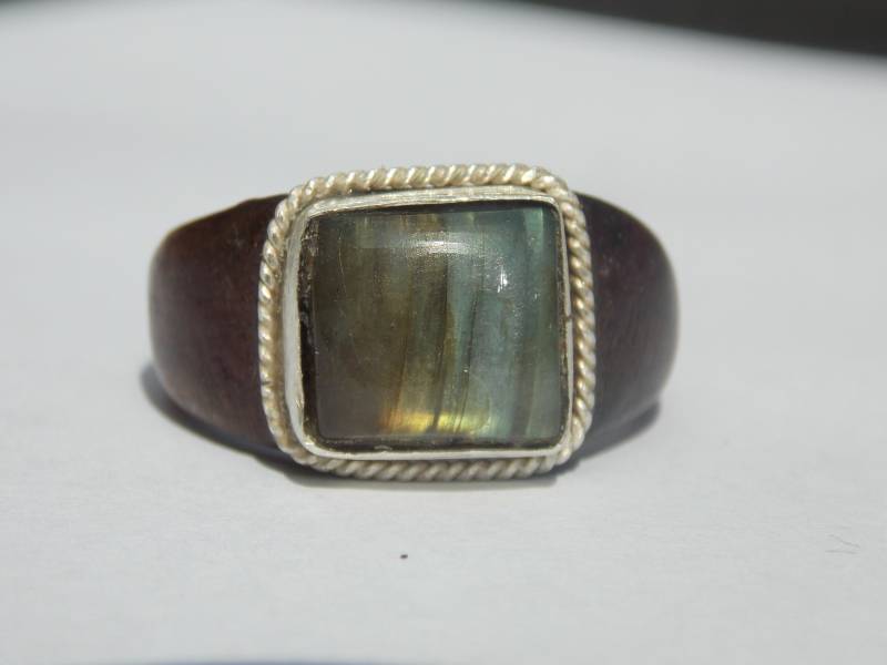 Auffälliger Labradorit-Ring Sterling Silber, Walnussholz, Größe 11 von SnowDaysInn