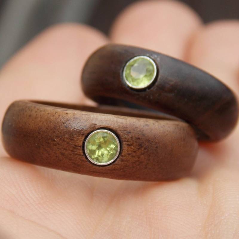 Nussbaum Holzring Sterling Silber Peridot Inlay, Alternative Ringschiene von SnowDaysInn