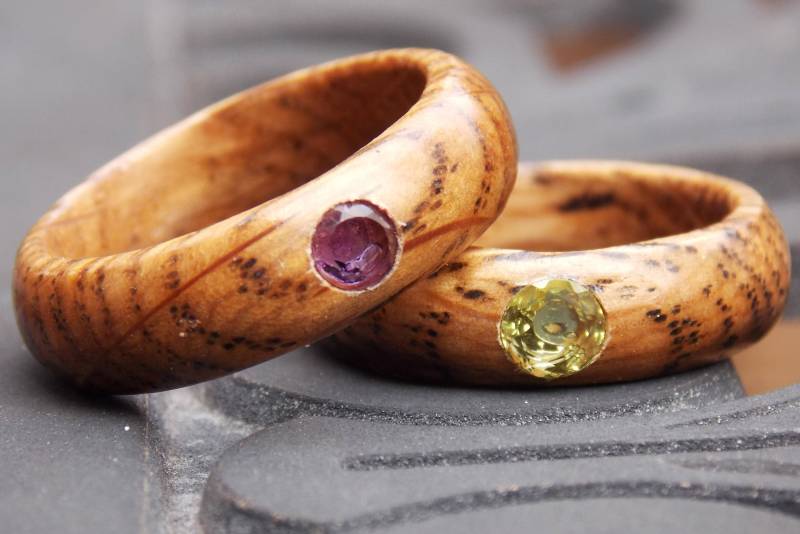 Whiskyfass Holzring Weiße Eiche, Amethyst Oder Peridot Stein von SnowDaysInn