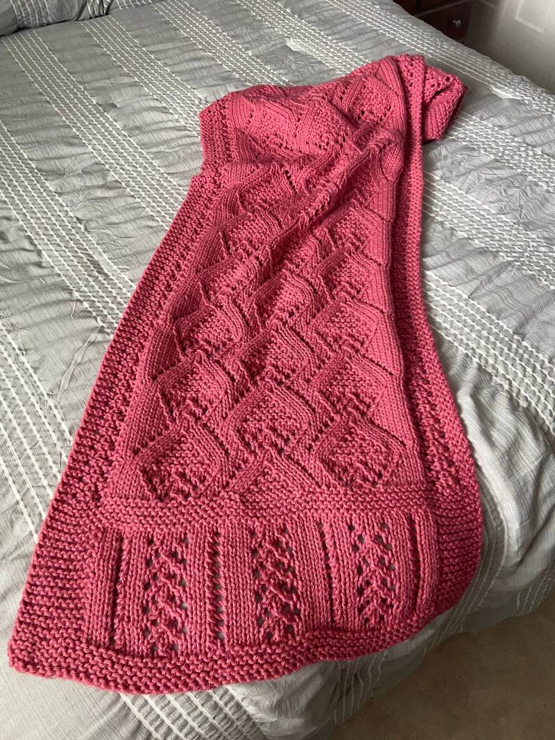 Rosen-Rosa-Spitzen-Dreieck-Muster-Schal Rosen-Rosa-Spitzen-Dreieck-Muster-Schal von SnowbeltComforts