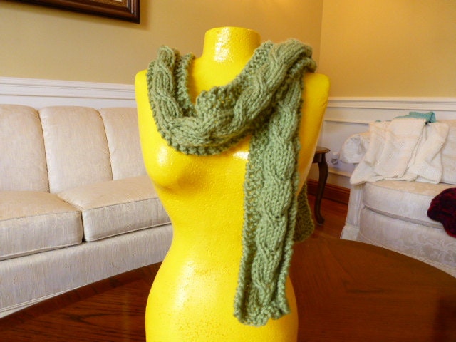 Salbeigrüner Zopfschal von SnowbeltComforts