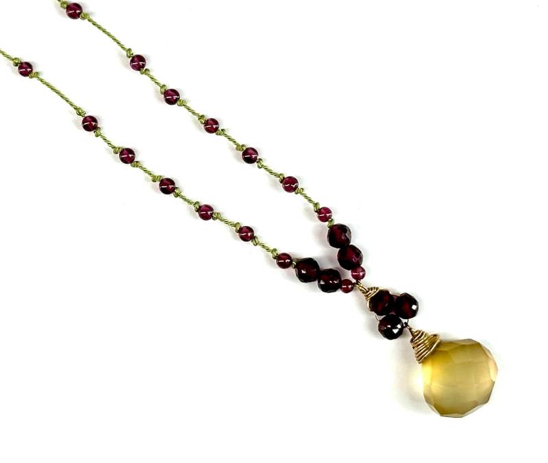 Halskette - Gelber Chalcedon Und Granat Auf Handgeknüpfter Grüner Seide von SnowlilyStudios