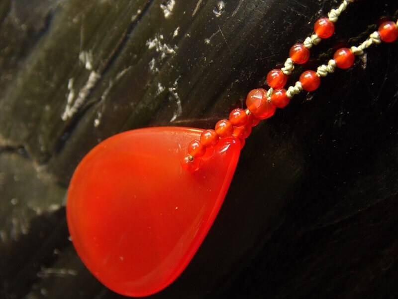 Halskette - Glatte Karneol Tropfen Auf Hand Geknüpft Seide Mit Facettierten Perlen von SnowlilyStudios