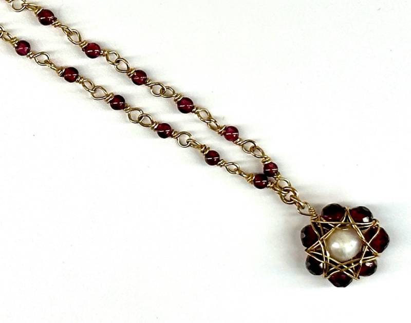Halskette Granat Und Perle Blume von SnowlilyStudios