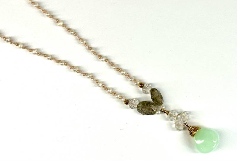 Halskette - Grüner Chalcedon Mit Labradorit, Quarz Perlen Und Süsswasserperlen Auf Handgeknüpfter Seide in Ein Blasses Rosa von SnowlilyStudios