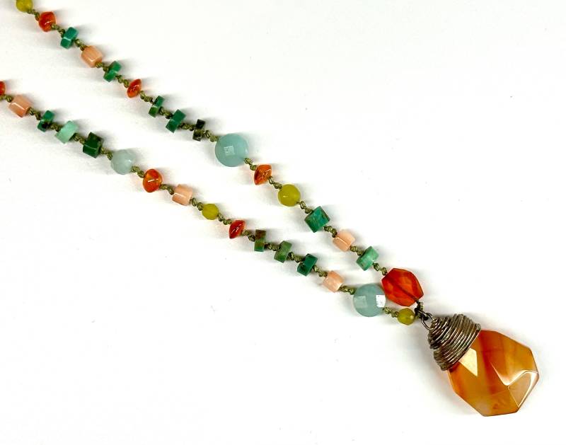 Halskette - Mehrfarbige Edelsteine Mit Weiche Facettierte Karneol Tropfen Auf Sterling Silber Und Geknotete Seide von SnowlilyStudios