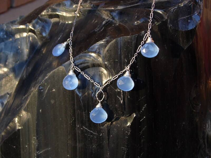 Halskette - Periwinkle Blaue Chalcedon Tropfen Auf Sterling Silber Kette von SnowlilyStudios