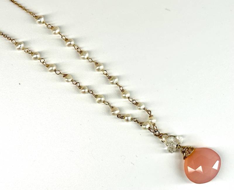 Halskette-Pink Chalcedon, Facettierter Quarz Und Süßwasserperle Auf Gold Fill von SnowlilyStudios