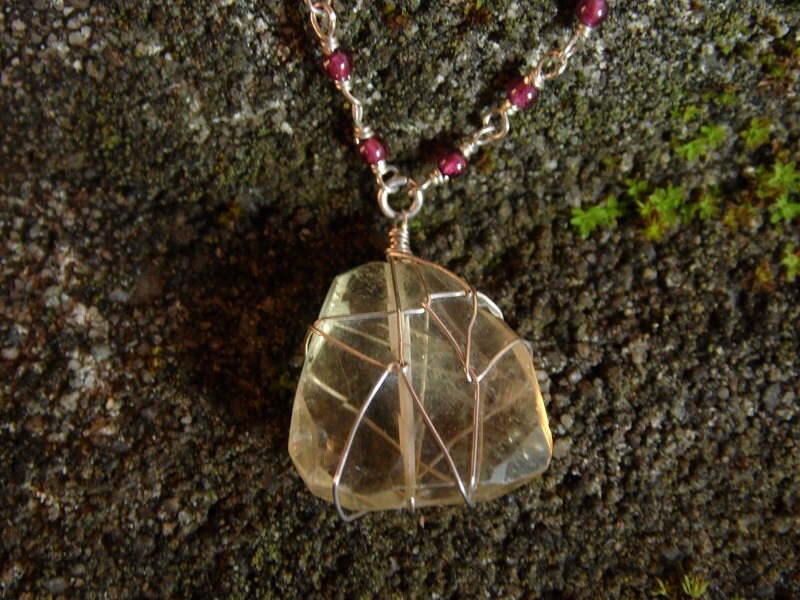 Kette - Draht Gewickelt Lemonquarz Roh in Tropfenform Mit Granat Kugeln Und Sterling Silber Kette von SnowlilyStudios