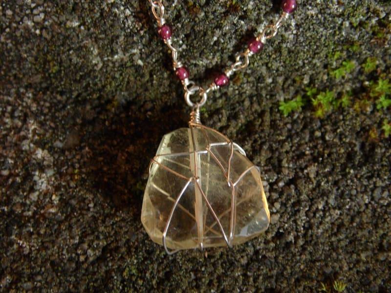 Kette - Draht Gewickelt Lemonquarz Roh in Tropfenform Mit Granat Kugeln Und Sterling Silber Kette von SnowlilyStudios