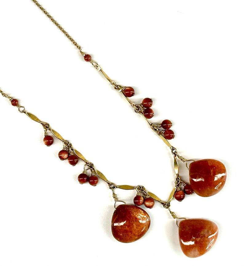 Kette - Sonnenstein Tropfen Und Goldstone Perlen Auf Goldfill von SnowlilyStudios
