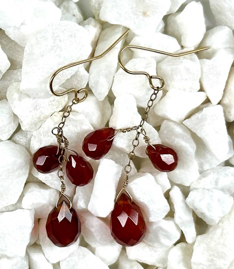 Ohrhänger-Trio Aus Karneol Tropfen An Einer Gold Fill Kette von SnowlilyStudios