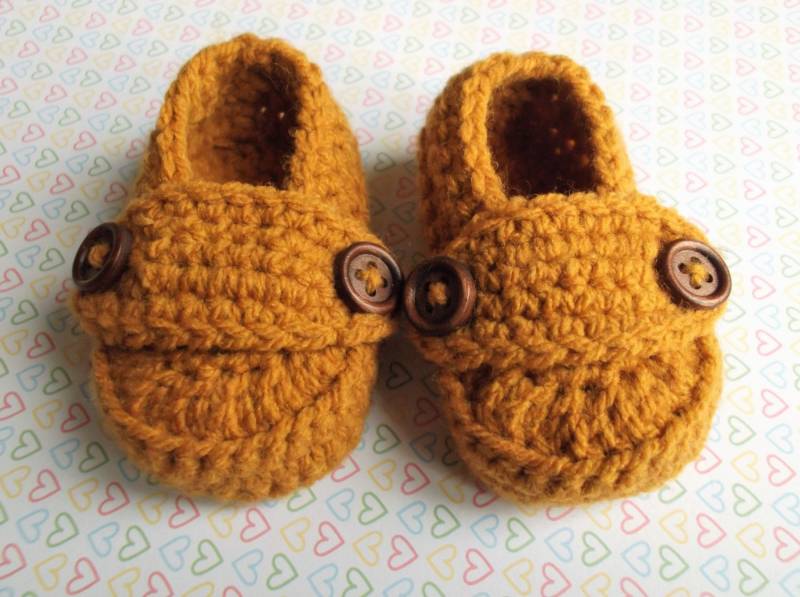 Gehäkelte Baby Booties Hellbraune Acryl Loafers Mit Holzknöpfen von SnowyIdris