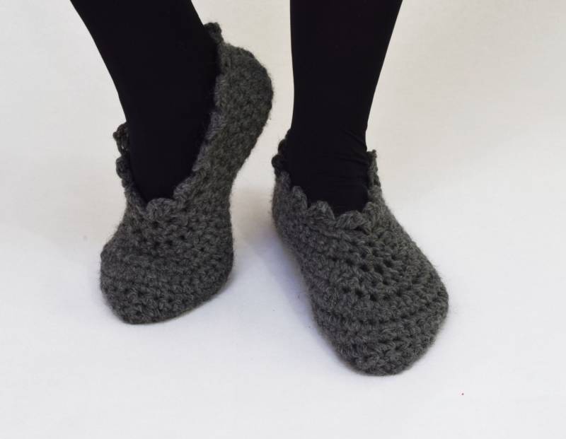 Damen Hausschuhe/Gehäkelte Babyschuhe Socken Häkeln Schuhe Für Frauen Größe 7/8 - Dunkelgrau Handgefertigt Wolle Und Apaca Bereit Zu Versenden von SnowyOwlWorkshop