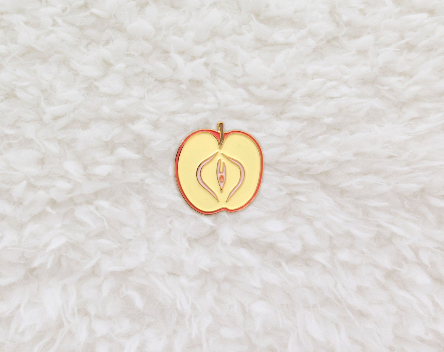 Verbotene Frucht Anstecknadel Verbotene Frucht Anstecknadel von Snowyellow