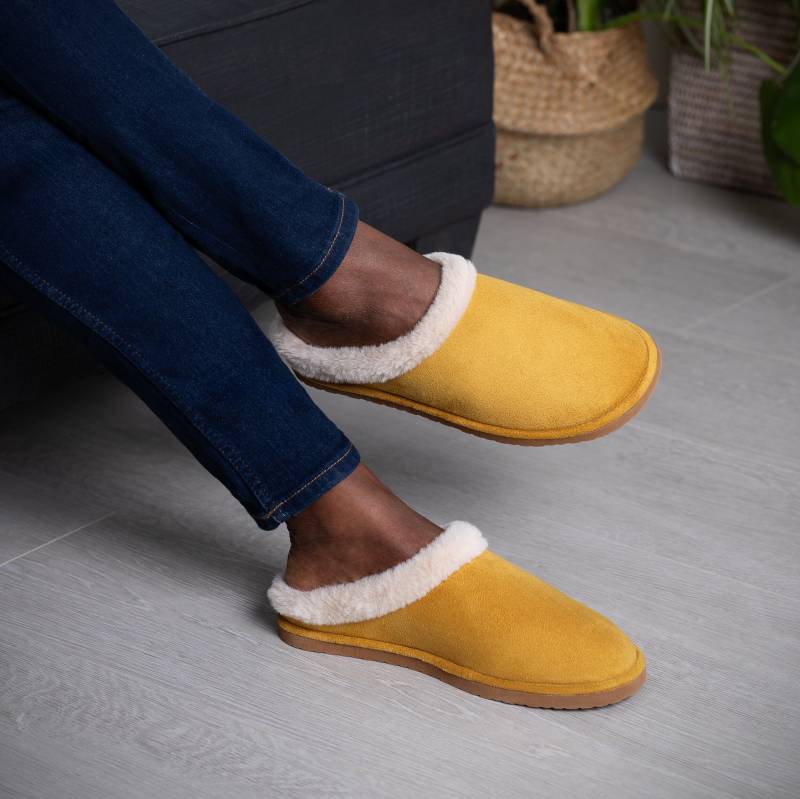 Snugtoes Senffarbene Hausschuhe Mit Üppigem Kunstfellfutter Und Fester Innensohle von SnugToes
