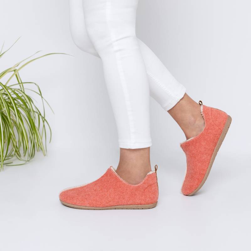Snugtoes Slip-On Damen Hausschuhe Aus Recyceltem Polyester. Kunstpelzfutter, Leicht, Komfortabel, Lachsfarben. Weite Passform von SnugToes