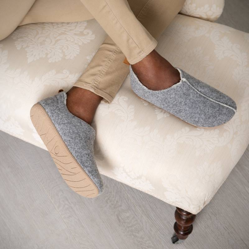 Snugtoes Slip-On Damen Hausschuhe Aus Recyceltem Polyester. Wollfutter, Leicht, Komfortabel, Natürliche Graue Farbe von SnugToes