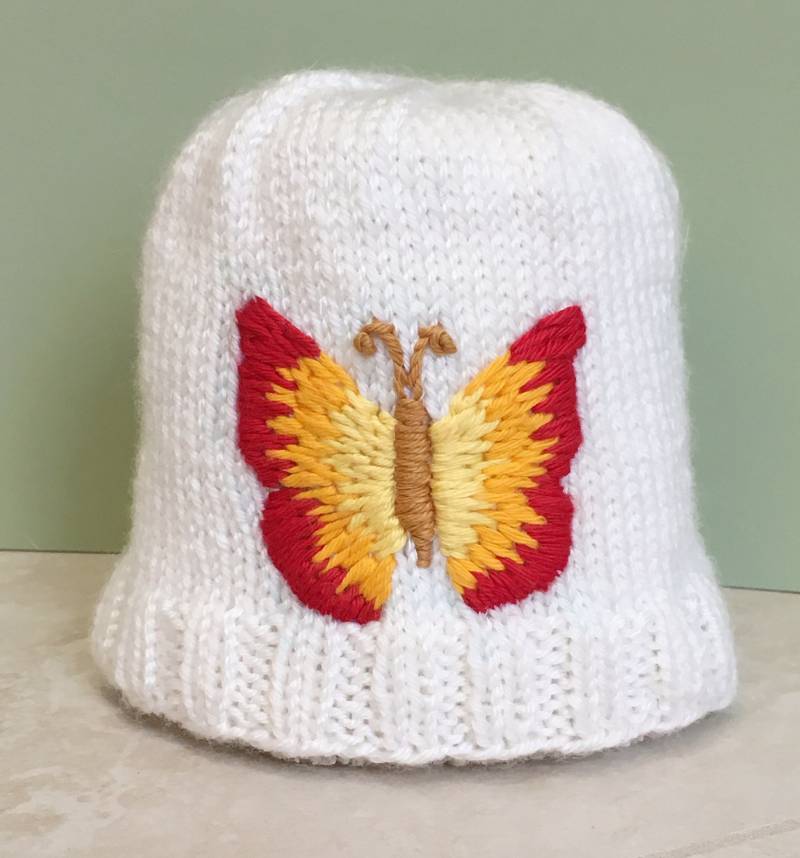 Baby Mütze Weiss Gestrickt Mit Schmetterling von SnugWinterHugs