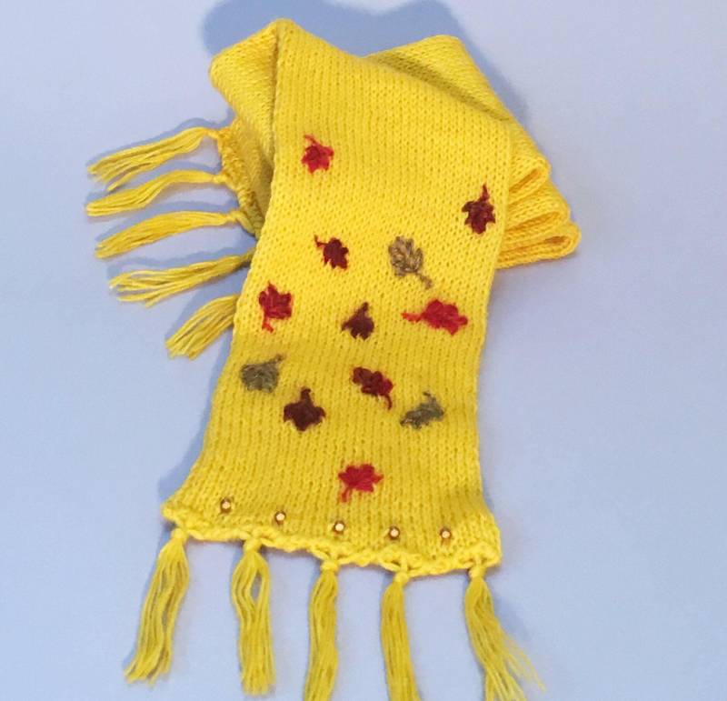 Gelber Strickschal Aus Mohair-Mischung Mit Herbstlaub-Stickerei von SnugWinterHugs