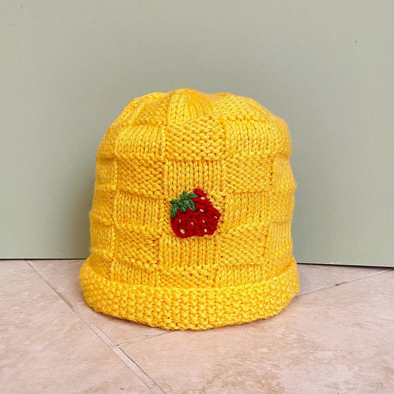 Gestrickte Wintermütze 3-10 Jahre, Erdbeermütze, Kindermütze von SnugWinterHugs